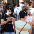 Plano abierto de numerosos ciudadanos haciendo cola con mascarilla para acceder a hacerse una prueba PCR en Vilafranca del Penedès.