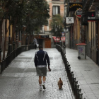Un home camina amb el seu gos a Madrid