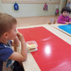 Dos niños en el jardín de infancia Els Minairons de la Seu d'Urgell