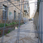 Imatge del carrer Sant Andreu del barri del Serrallo, tancat per la problemàtica amb els ocupes.