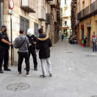 Agents de la Policia Local de Tortosa tramitant denúncies per l'incompliment de les mesures per aturar la covid-19.