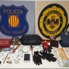 Los objetos y dinero intervenidos por la policía.