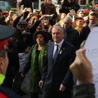 Plano medio del alcalde de Reus, Carles Pellicer, con la concejala Montserrat Vilella, entrando en el juzgado de Reus en medio de varios manifestantes.