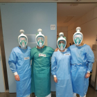 Profesionales del hospital Sant Pau con las mascarillas.