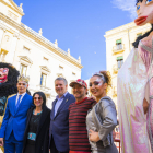 El Ninot, la Ninota, el Rei y la Concubina de este Carnaval, acompañados, del alcalde Ricomà con Pere Estadella y Jordina Ros.