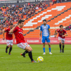 Javi Bonilla tira un penalti contra el Lleida Esportiu con Marc Trilles de fondo.