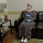 Una mujer embarazada aguarda protegida con una mascarilla y guantes en la sala de espera de una clínica obstétrica en El Cairo.