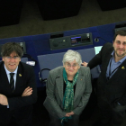 Plano picado de los eurodiputados Toni Comín, Clara Ponsatí y Carles Puigdemont en su escaño en la sede del Parlamento Europeo en Estrasburgo.