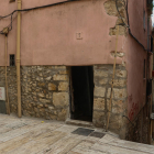 Entrada de l'edifici del carrer dels Ferrers amb ocupes que generen inseguretat als veïns.