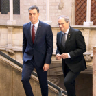 El president de la Generalitat, Quim Torra, i el cap del govern espanyol, Pedro Sánchez, abans de reunir-se a Palau el 6 de febrer.
