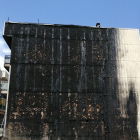 Imagen de la fachada del edificio afectada por el fuego.