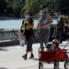 Varias personas paseando por Madrid.