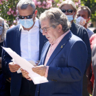 L'alcalde de Montblanc, Josep Andreu, llegint el manifest a les portes del Parlament.