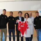 Josep Maria Andreu, acompanyat per alguns jugadors del primer equip, han visitat l'Hospital Universitari Joan XXIII de Tarragona.