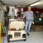 Mocusí al lado de la réplica del Jeep Willys, el vehículo original del ejército americano que estuvo en el desembarque de Normandía.