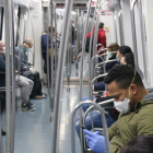 Plano abierto del interior de un vagón del metro de Barcelona.