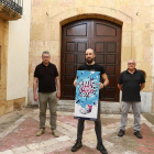 L'alcalde de Tarragona, Pau Ricomà i el tècnic de cultura, Xavier Gonzàlez, amb l'autor del cartell d'enguany, Dani Pena.
