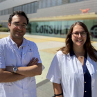 Ángel Montero y Helena Castillo, investigadores del estudio sobre el sarcoma d'Ewing realizado en el Hospital Sant Joan de Déu.