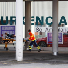 Imagen de archivo de una ambulancia con un enfermo en Lugo.