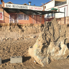 Una piedra de grandes dimensiones situada en medio de la playa Larga de Tarragona, como consecuencia del Gloria.