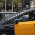Un taxista de Barcelona amb mascareta.