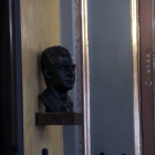 El bust de Joan Carles I ubicat al saló de sessions de la Paeria de Lleida, en una imatge d'arxiu