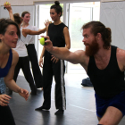Pla mitjà de professionals que participen als tallers formatius de Deltebre Dansa durant un exercici.