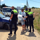 La Policía Local de Roses deteniendo al fugitivo.