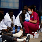 Una sanitària assistint les persones que han accedit a Melilla.