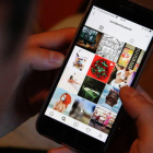 Una persona mira publicacions a Instagram de The Covid Art Museu.