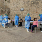 Pla general del pati de l'escola Remolins de Tortosa durant proves PCR a alumnes