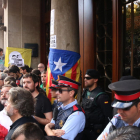 Diputats de diverses formacions davant de la seu d'Economia, davant de Mossos i Guàrdia Civil entre estelades i diverses pancartes a les parets de l'edifici, el 20 de setembre de 2017