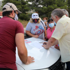 Pla obert d'un grup de veïns del Mirador del Penedès, al Montmell (Baix Penedès), organitzant-se per començar el patrullatge ciutadà