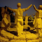 Pla obert del monument a la Sardana ubicat a Montjuïc, on es veu les figures amb els braços amputatsa