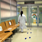Una enfermera del CAP Verdaguer camina hacia el área reservada a la atención pediátrica.