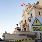 Señales de 'peligro de Estado' delante del Cuartel del Bruc, en Barcelona.