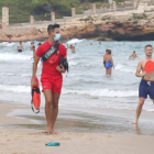 Pla sencer d'un socorrista de Creu Roja Tarragona passejant per la platja de l'Arrabassada