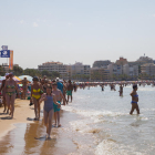 Imatge d'arxiu de la platja Jaume I de Salou plena de turistes al mes de juliol.