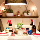 Imagen de una mesa con decoración navideña.