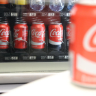 Latas de bebidas azucaradas de una máquina de vending.