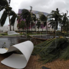 Fotografía de los daños causados por el paso del huracán Delta en el balneario de Cancún, en el estado de Quintana Roo (México).