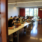 Un aula de la URV, vista desde fuera, con alumnos dando clase con mascarilla en el primer día del curso 2020-2021.