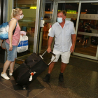 Unos viajeros con mascarilla en el Aeropuerto, en una imagen de archivo.