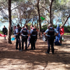 Els agents de la policia autonòmica aixecant les actes per l'acampada il·legal.