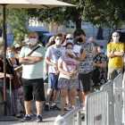 Veïns de Torre Baró acudeixen al Casal del barri per a sotmetre's a les proves PCR promogudes pel Departament de Salut.