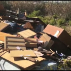 Captura del vídeo donde se muestran los muebles tirados al lado del río.