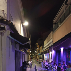 Plano general de la calle Primer de Maig, también conocido como calle del Pecat, la zona de ocio nocturno de Sitges
