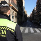 Imatge d'un agent de la Guàrdia Urbana de Tarragona vigilant els carrers de la ciutat.