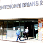 Plano general de espalda del extesorero de CDC Daniel Osàcar entrante en la prisión de Brians 2 con su abogado, Xavier Melero