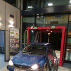 El vehículo estampado contra la entrada de la comisaría de Mossos de Ripoll.